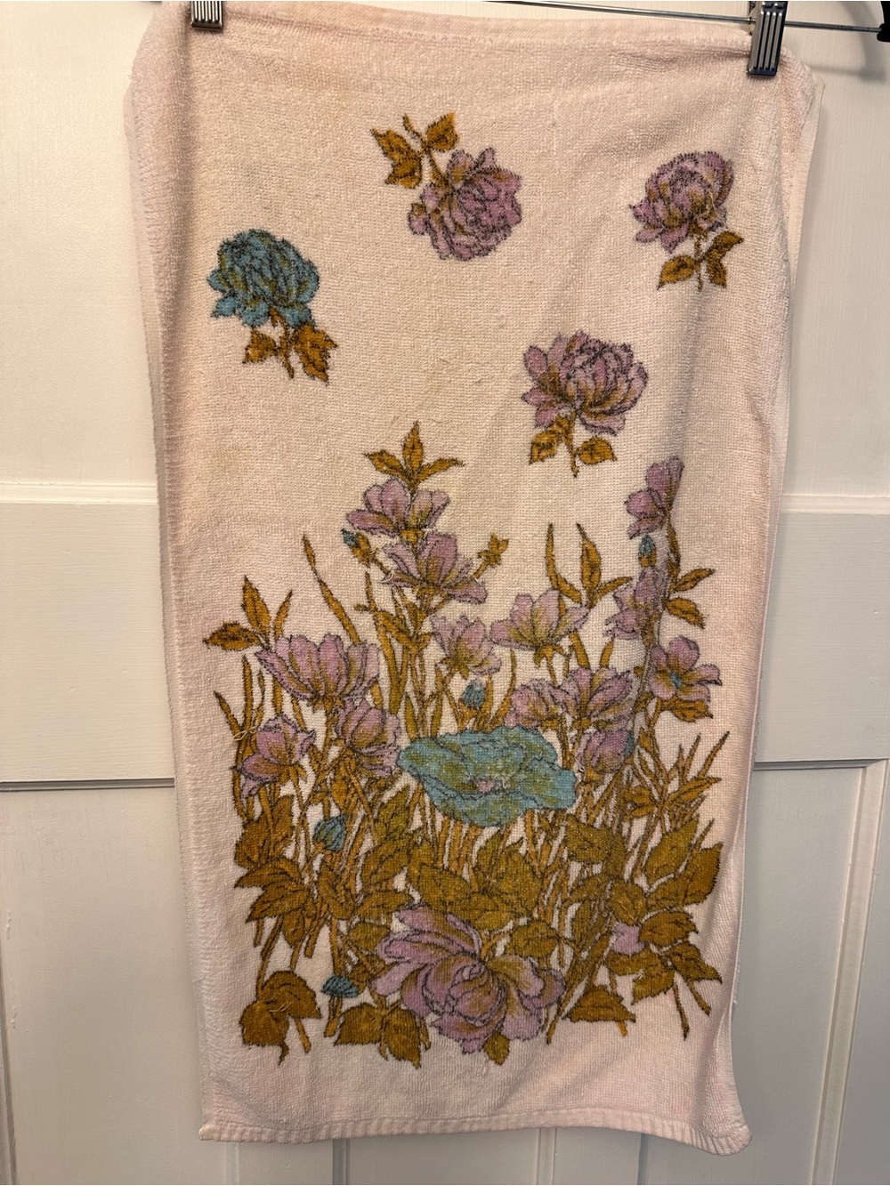 ⭐️ Vintage Towel (between bath and hand towel size)